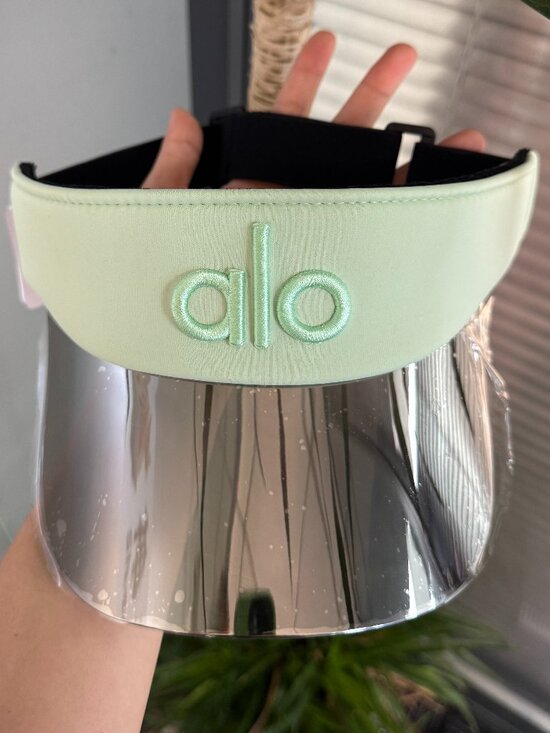 ALO Yoga Accessories - Tennis Girl Favorite 💚 Alo Yoga Airlift Solar Visor Spearmint Tennis Golf Cap📗